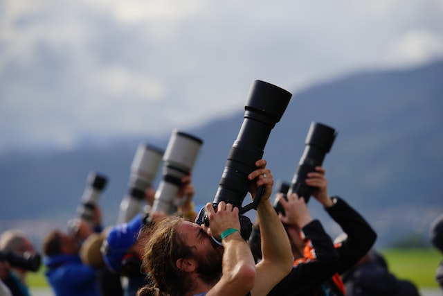 Foto de René A. Da Rin: https://www.pexels.com/es-es/foto/personas-con-camaras-dslr-3695251/